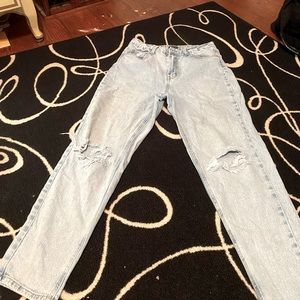 Hey everyone, I’m selling these high waisted denim Mom Jeans